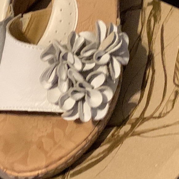 Born O Concept Sonel; White Leather Top Sandals; Corked Bottom. Oh so comfy! - Picture 7 of 7
